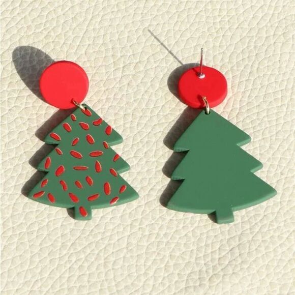 5 for $25 Christmas Tree 🎄 Earrings - Picture 2 of 6